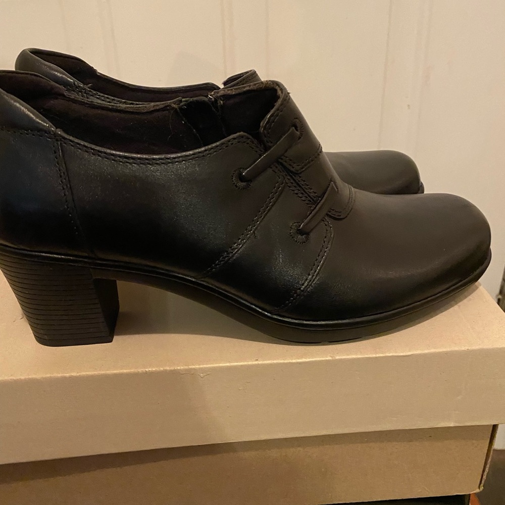 Clark Booties, these fit more like a 9 1/2.